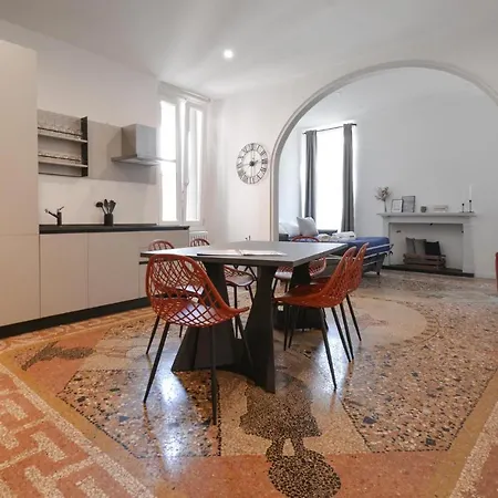 Beautiful In With Kitchenette Appartamento